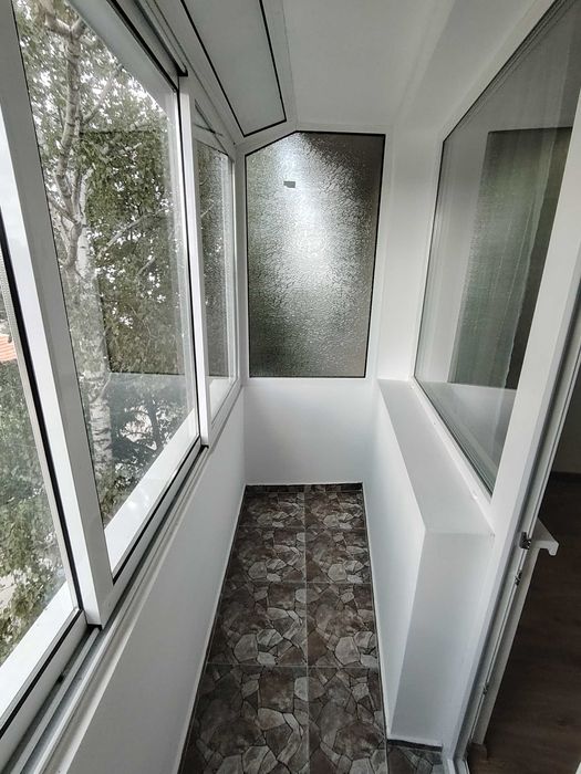 Дава под наем луксозен 3-стаен апартамент