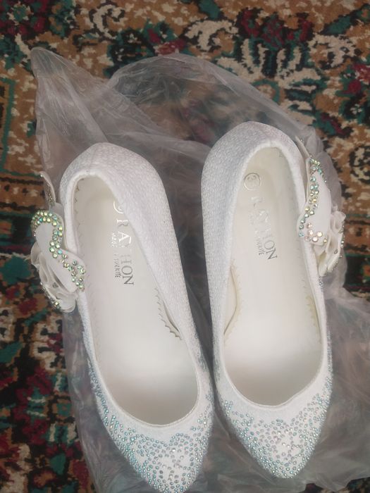 Бир мартадан кийилган. 38 туфли. Ковуш 40 размер  Ковуш размери 40.Ҳар