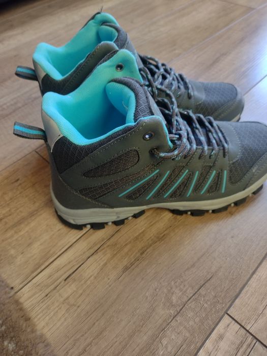 Дамски спортни обувки