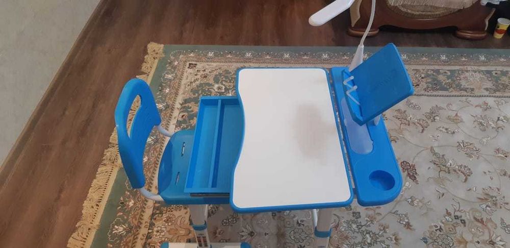 Детский письменный стол со стулом