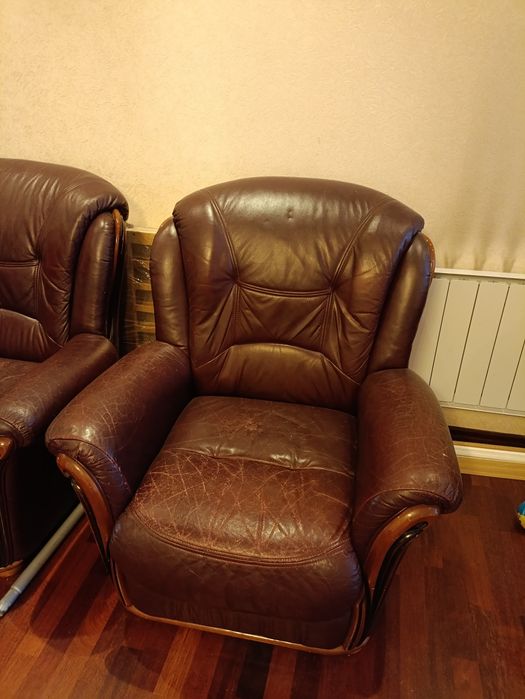Кожаный уголок, два дивана и кресло