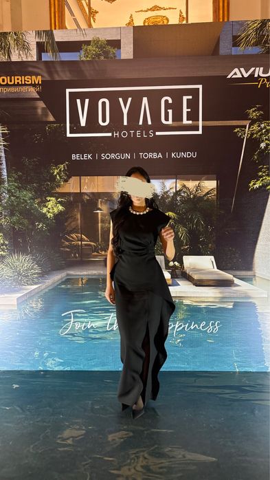 Черное платье с вырезом