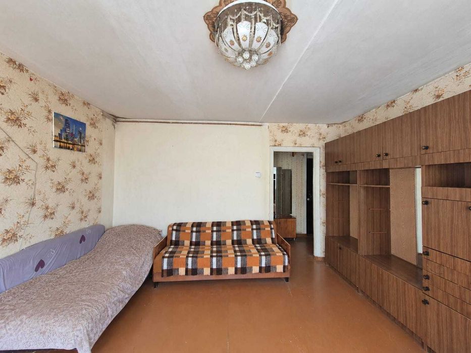 Продам  3-комн. квартиру на 6 мкр.