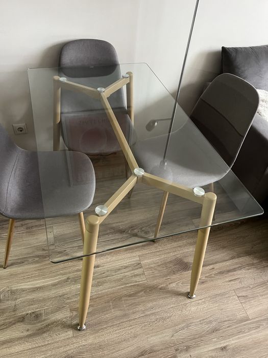 Стъклена трапезна маса