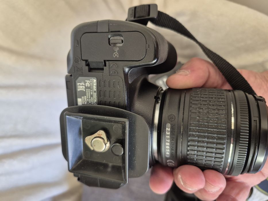 DSLR Nikon D5300 cu obiectiv, blitz si trepied