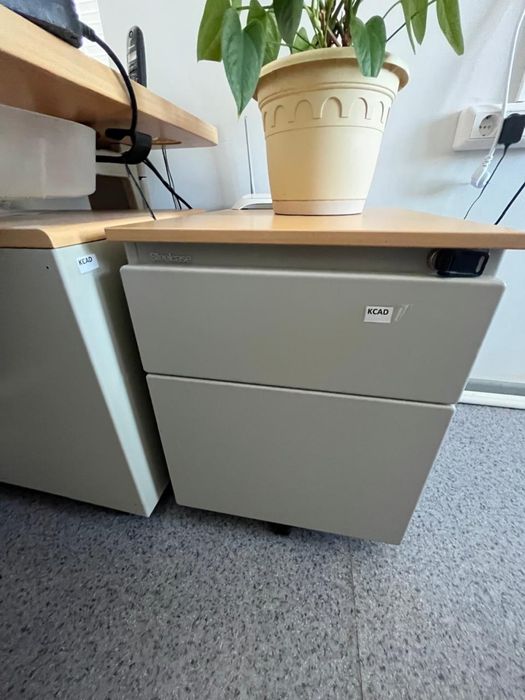 Офисная мебель, шкаф, столы, стулья