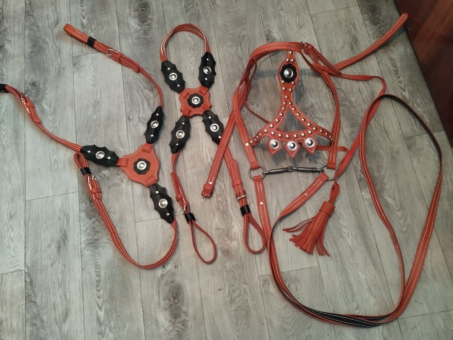 Комплект. Уздечка кожаная двойная. Нагрудник. Подхвостье