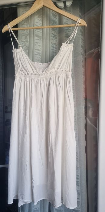 Vând rochie albă de plajă