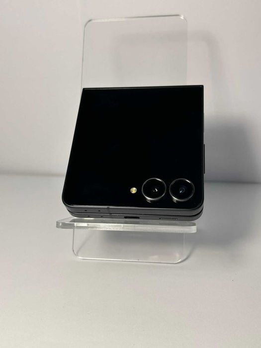 Samsung Galaxy Z Flip7 8GB / 128GB Negru – Ca Nou – Baterie 100% – 1 Ciclu