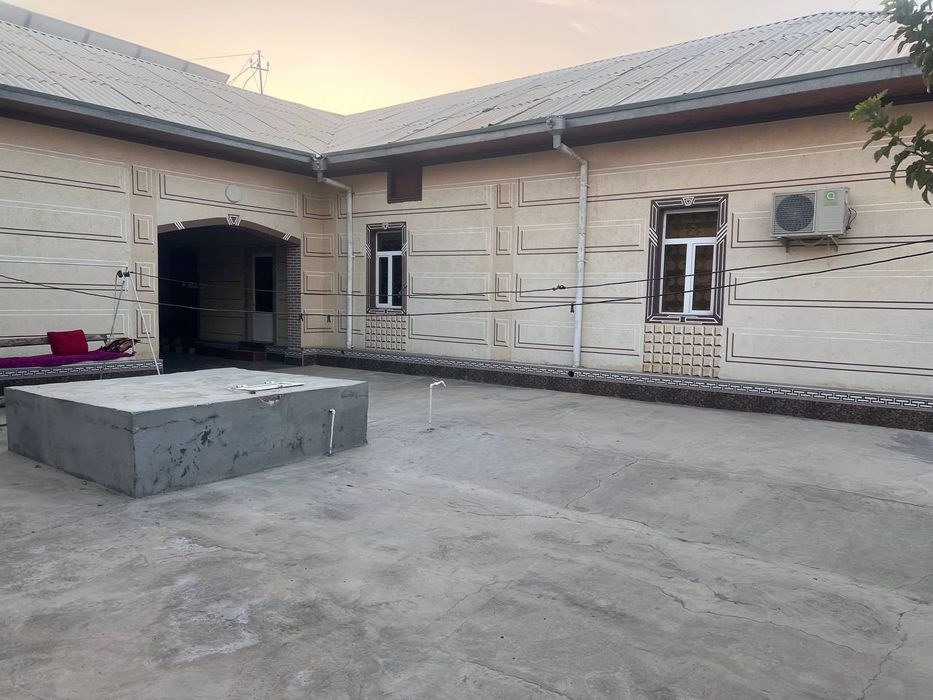 Muborak tumani Quruvchilar MFY da hovli uy sotiladi.