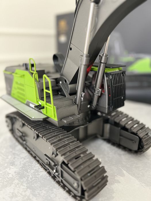 Игрушка радиоуправляемый экскаватор