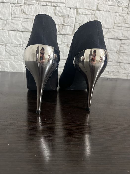 Продам ботильоны на шпильке