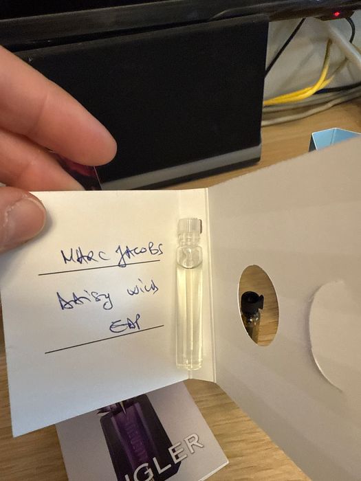 Vând parfum dupe Valaya, Mistique Bouque Mostre parfum Placa de paPhilips BHS674 sau schimb cu perie rotativa