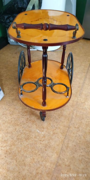 Старинна количка за сервиране.