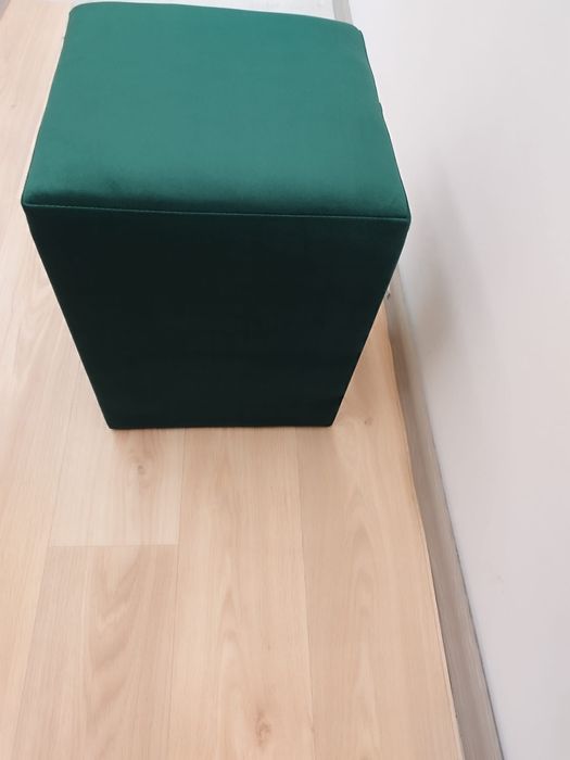 Vând taburet cub patrat din catifea verde smarald taburel