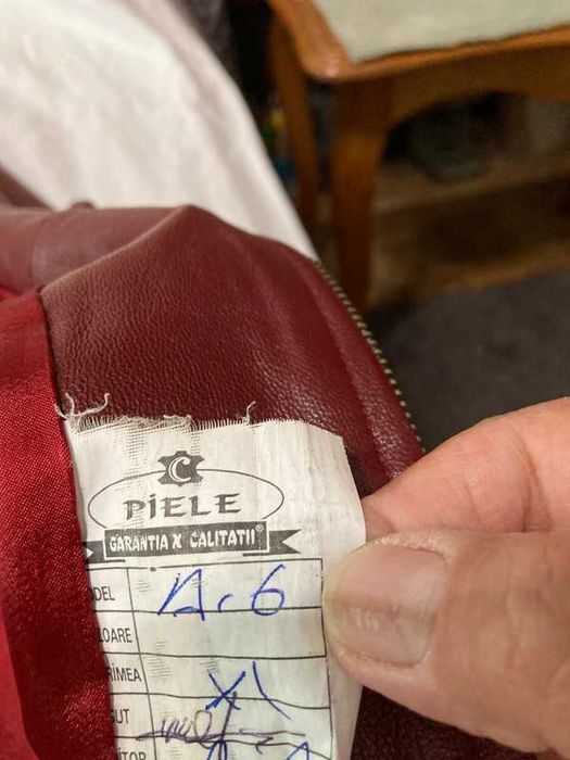 Haina din piele, XL, stare foarte buna, fermoarul necesita schimbare