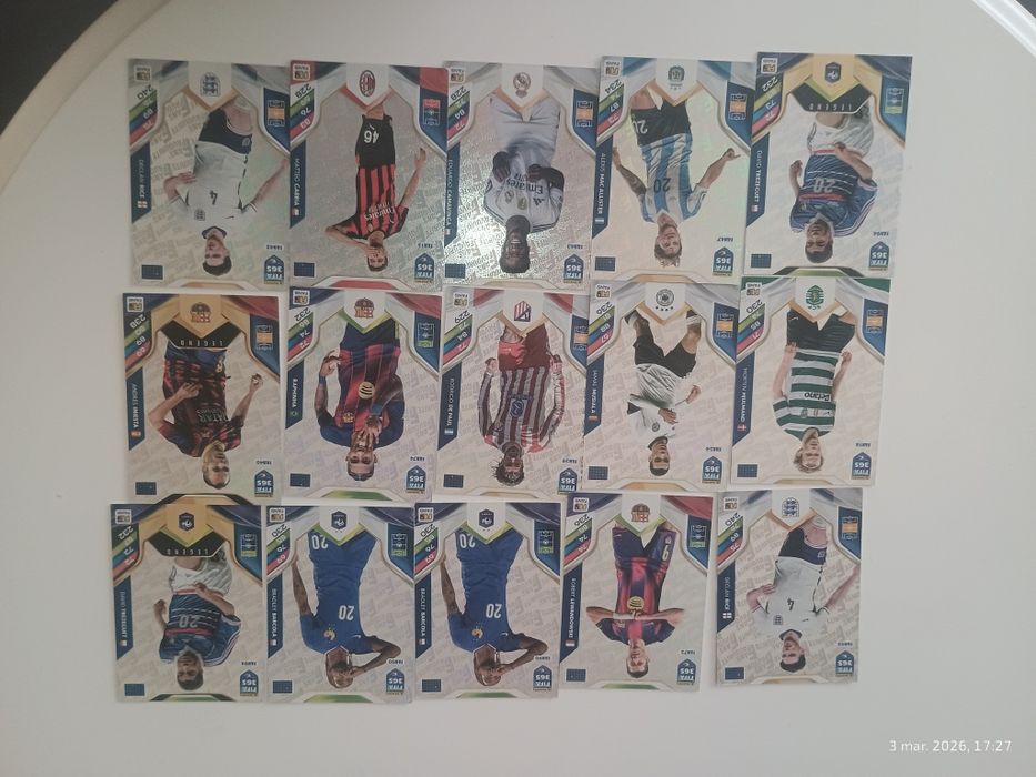 Vând cartonașe fotbaliști