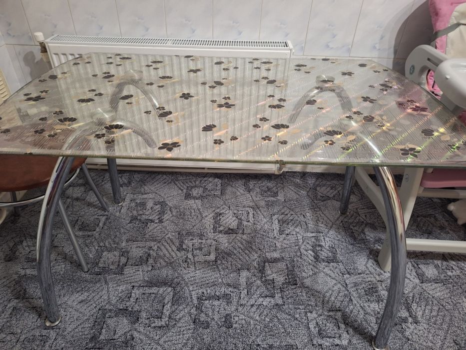 Masă  de sticlă! Preț  negociabil.