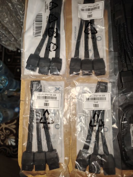 Оригинальные переходники для видеокарты с 3x8pin на 12pin

3x8pin = 12