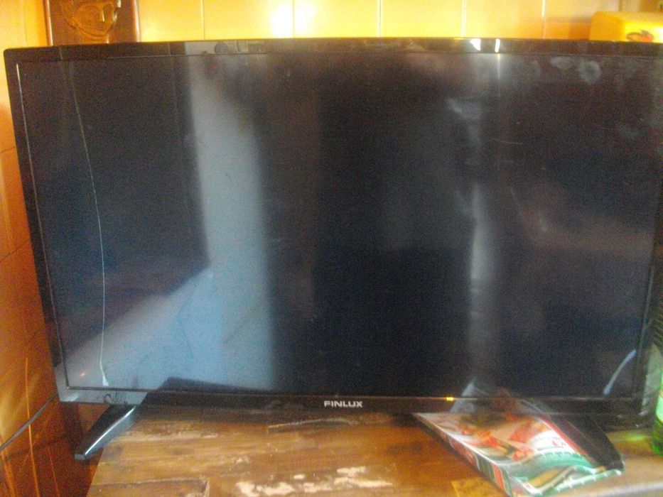 ЗА ЧАСТИ/ЗА РЕМОНТ-32" LED TV Funlux 32 FHB-4000-Спукана Матрица