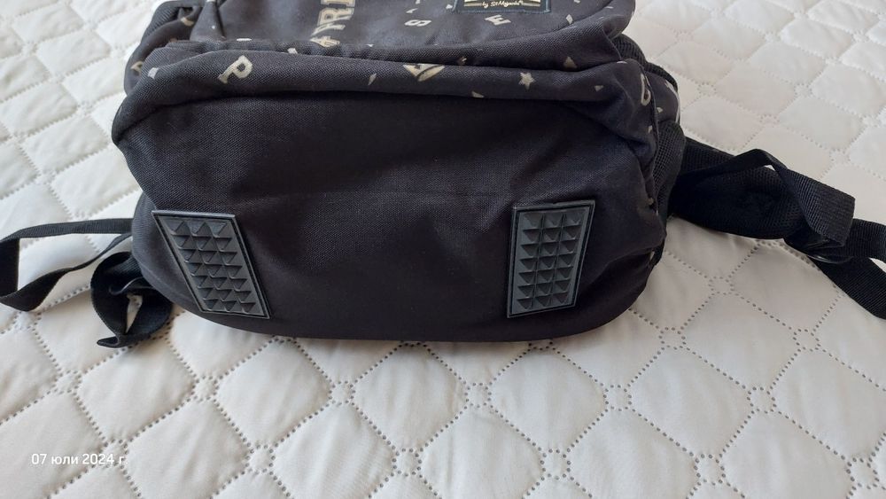 Продавам ученическа раница St. Right