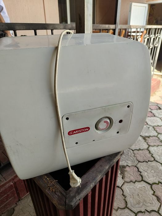 Продам водонагреватель Аристон