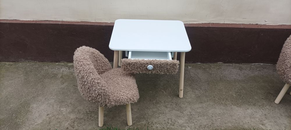 Комплект детской мебели. Стол и 2 стула