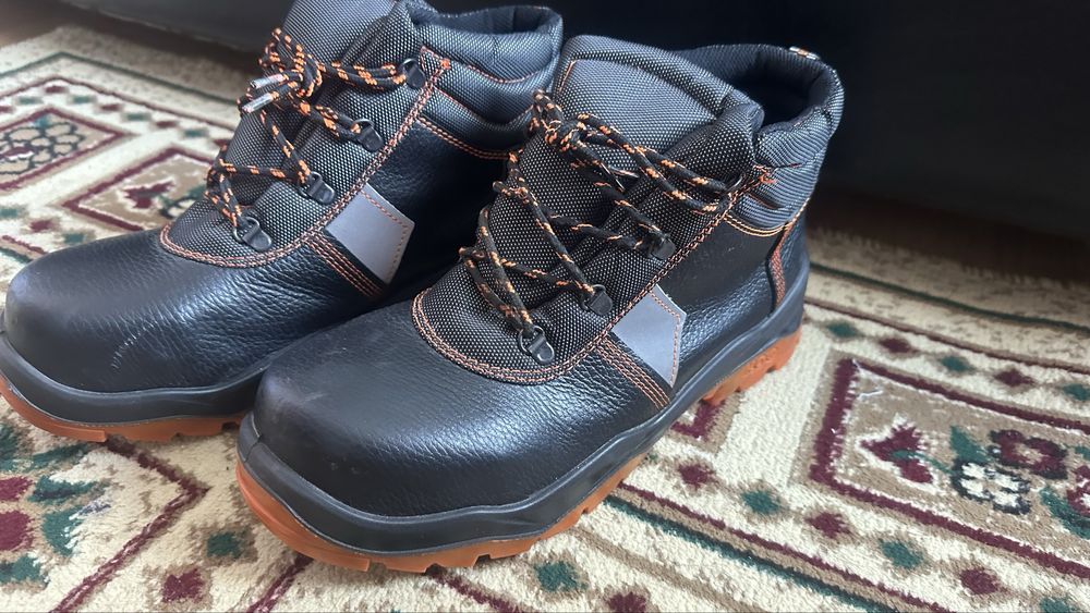 Продается спец обувь