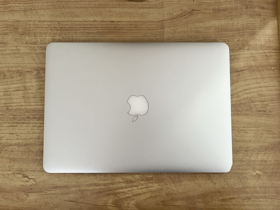 MacBook Air core i5.