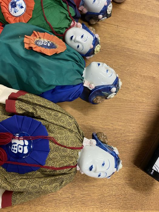 Китайски порцеланови кукли с копринени дрехи