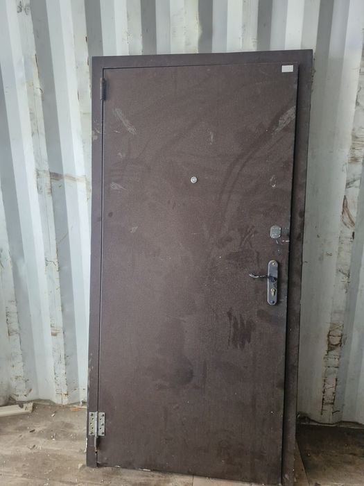 Продам металлическую дверь на 90