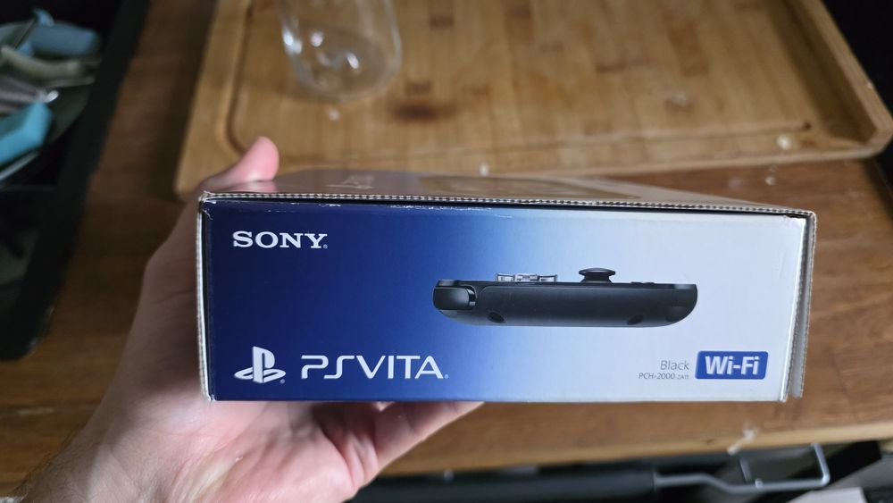 Playstation Vita 2000, Modat, 1500 jocuri, 10 in 1 + Cutie