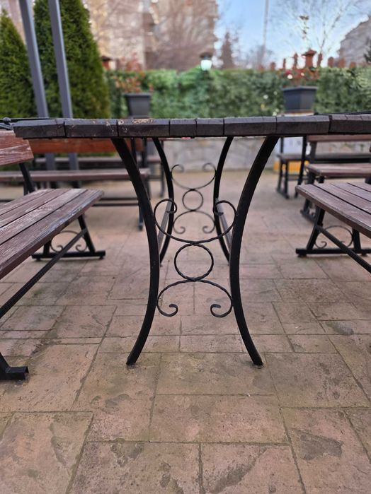 Градински маси с пейки от ковано желязо и дърво