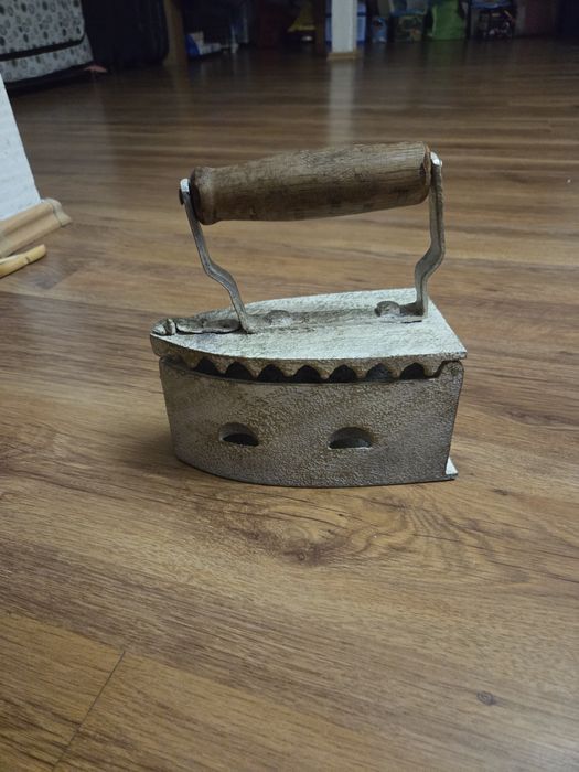 Fier de călcat vechi cu carbuni