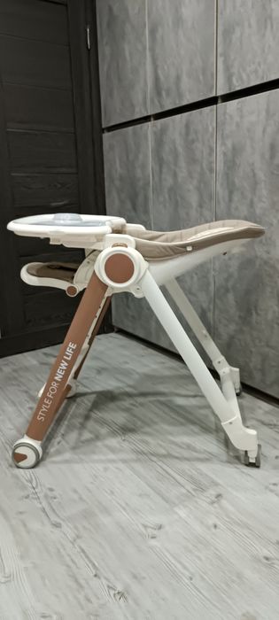 Продам стульчик happy baby berny v2