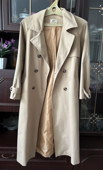 Бежевый осенний тренч