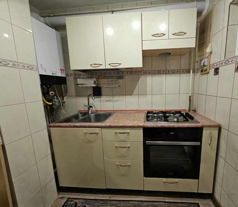 Mobilă de bucătărie cu fronturi din MDF lucios