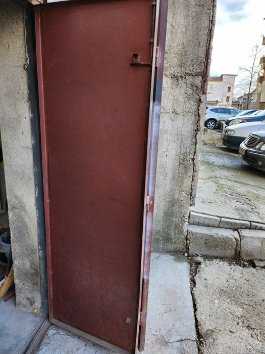 Гаражна Врата - Масивна Желязна Врата