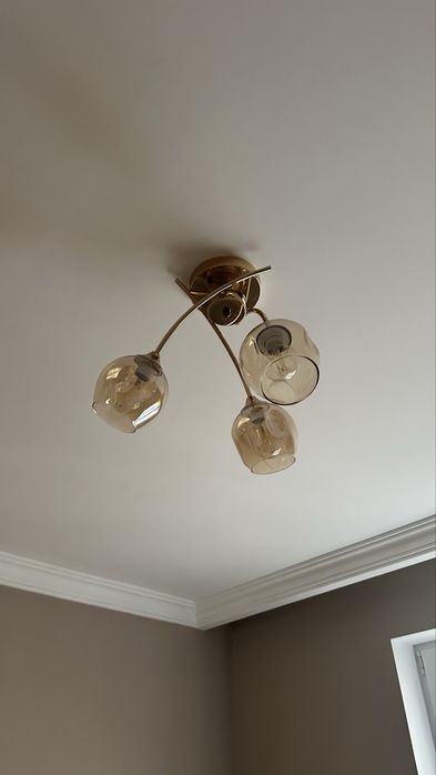 Люстра трехрожковая