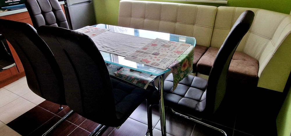 Стъклена трапезна маса с четири стола