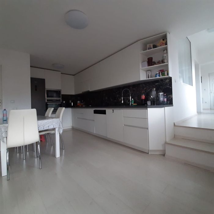 Vand casa cu demisol , parter , mansarda in Dambul Rotund