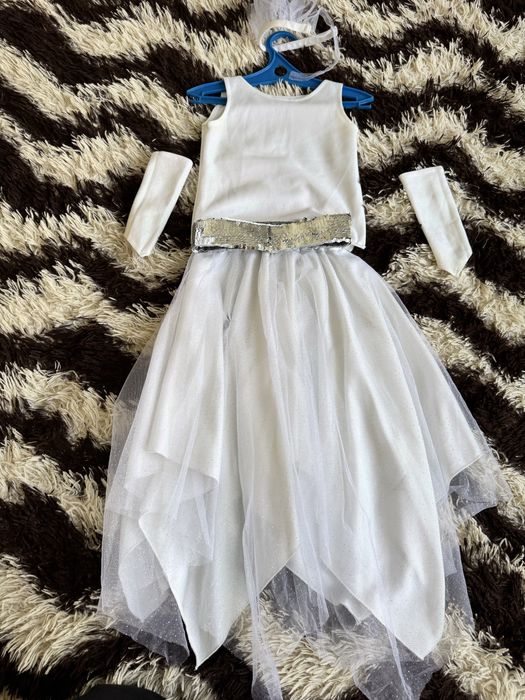 Продам очень красивый и нежный костюм снежинки