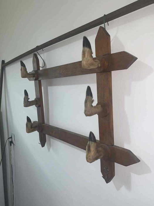 Suport de perete pentru arme