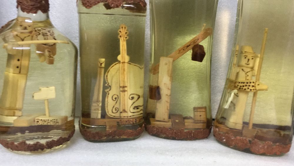 Sticle cu sculptura din lemn