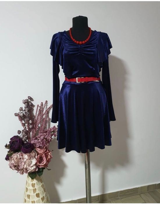Rochie catifea bleumarin,model clos, mas. M,volănașe în zona bustului