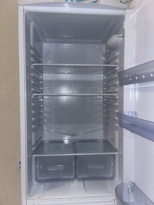 Холодильник Indesit в хорошем состоянии