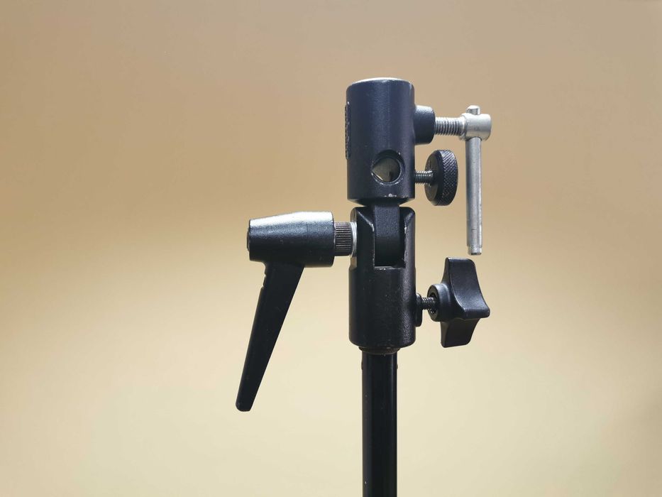 Manfrotto 026 адаптер - стойка за фотографски чадър или светкавица