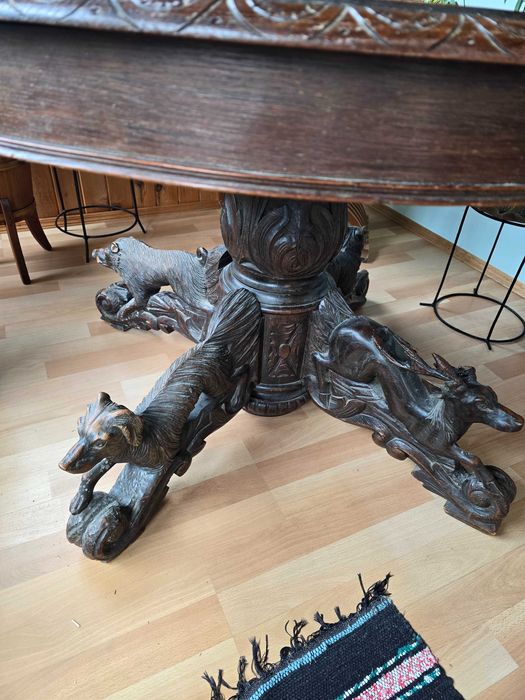 Стара холна маса с орнаменти.