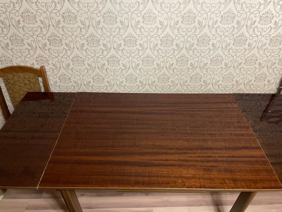 Стол и шесть стульев