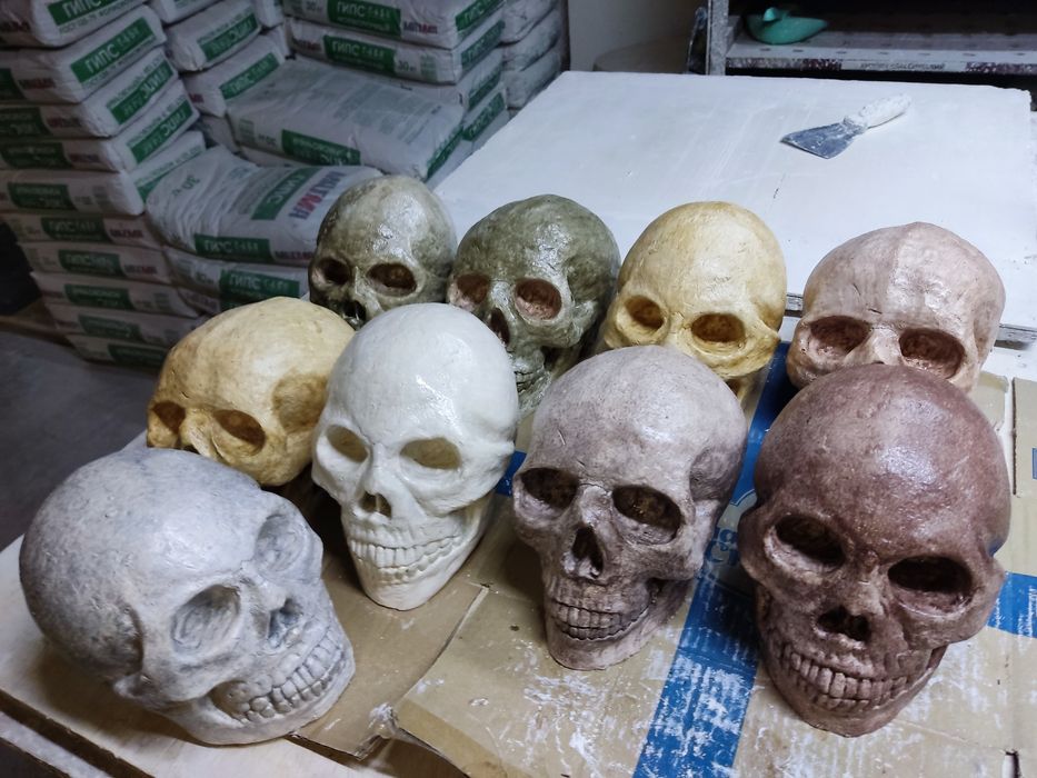 Гипсовые черепа для Хеллоуина.